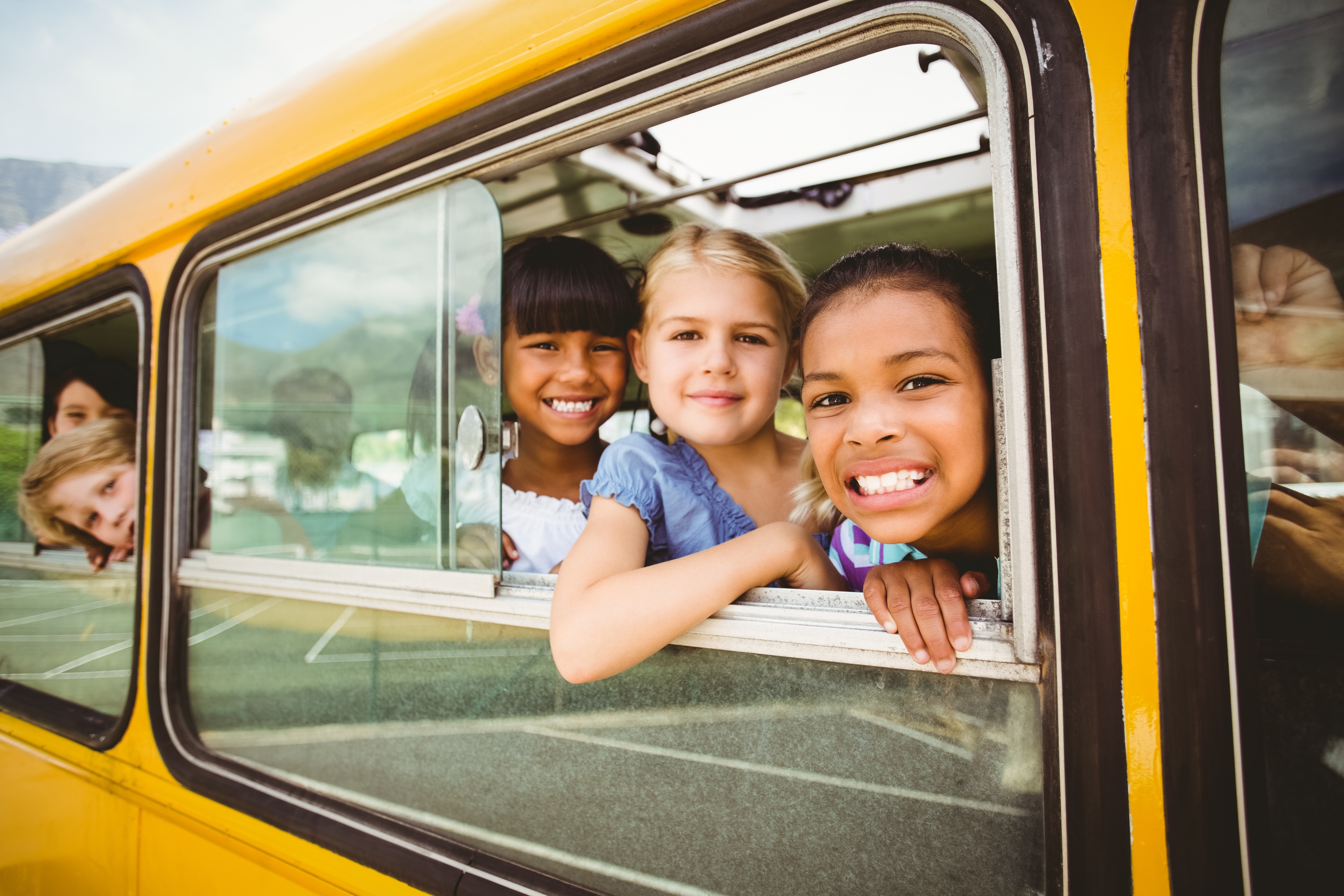 Пассажиры с детьми в автобусе. Автобус для детей. Школьные экскурсии автобусные. Экскурсионный школьный автобус. Дети в экскурсионном автобусе.